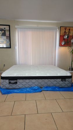 VERY NICE KING SIZE KINGDOM MATTRESS FOR SALE! IN GREAT CONDITION, 14 INCHES THICK, FREE DELIVERY