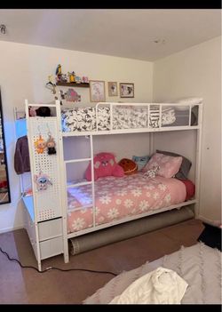 Twin bunk bed