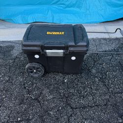 (x1) DeWalt 25 in. W 15 Gal. Polypropylene Rolling Tool Box