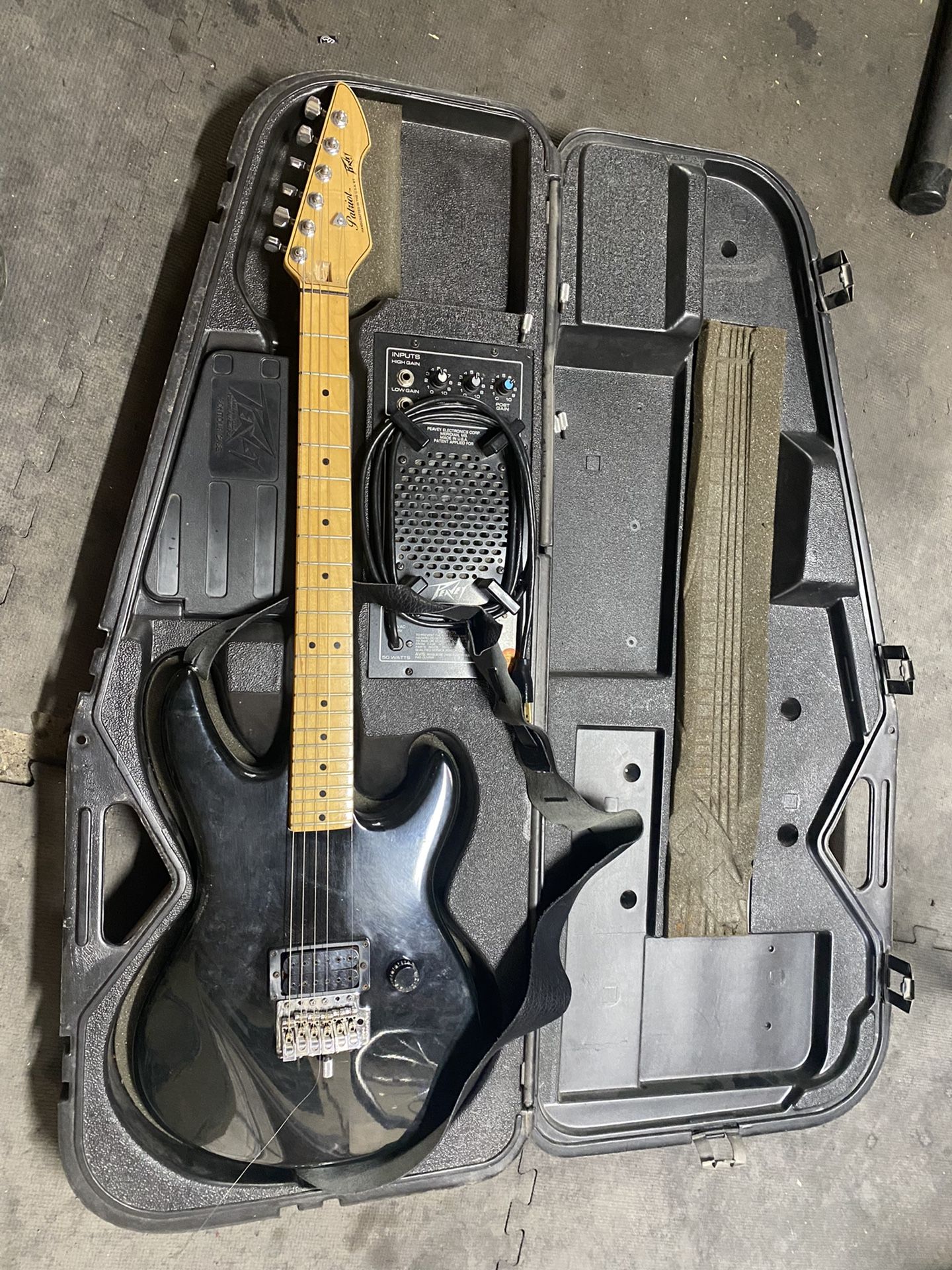 Peavey Patriot electric guitar case and amp for Sale in Las Vegas, NV