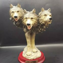 Classic Wildlife Collection Triple Wolf Head Statue