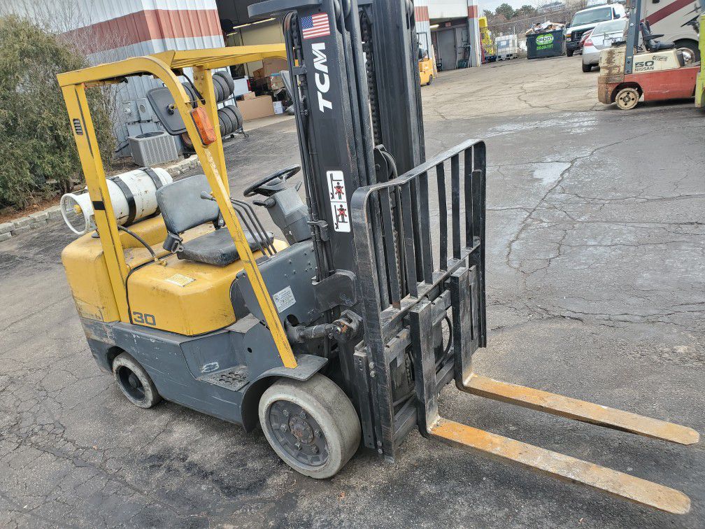 Forklift For sale 6,000 lb Lifting capacity Triple Mast 