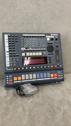 Yamaha instrument SU700 w cord