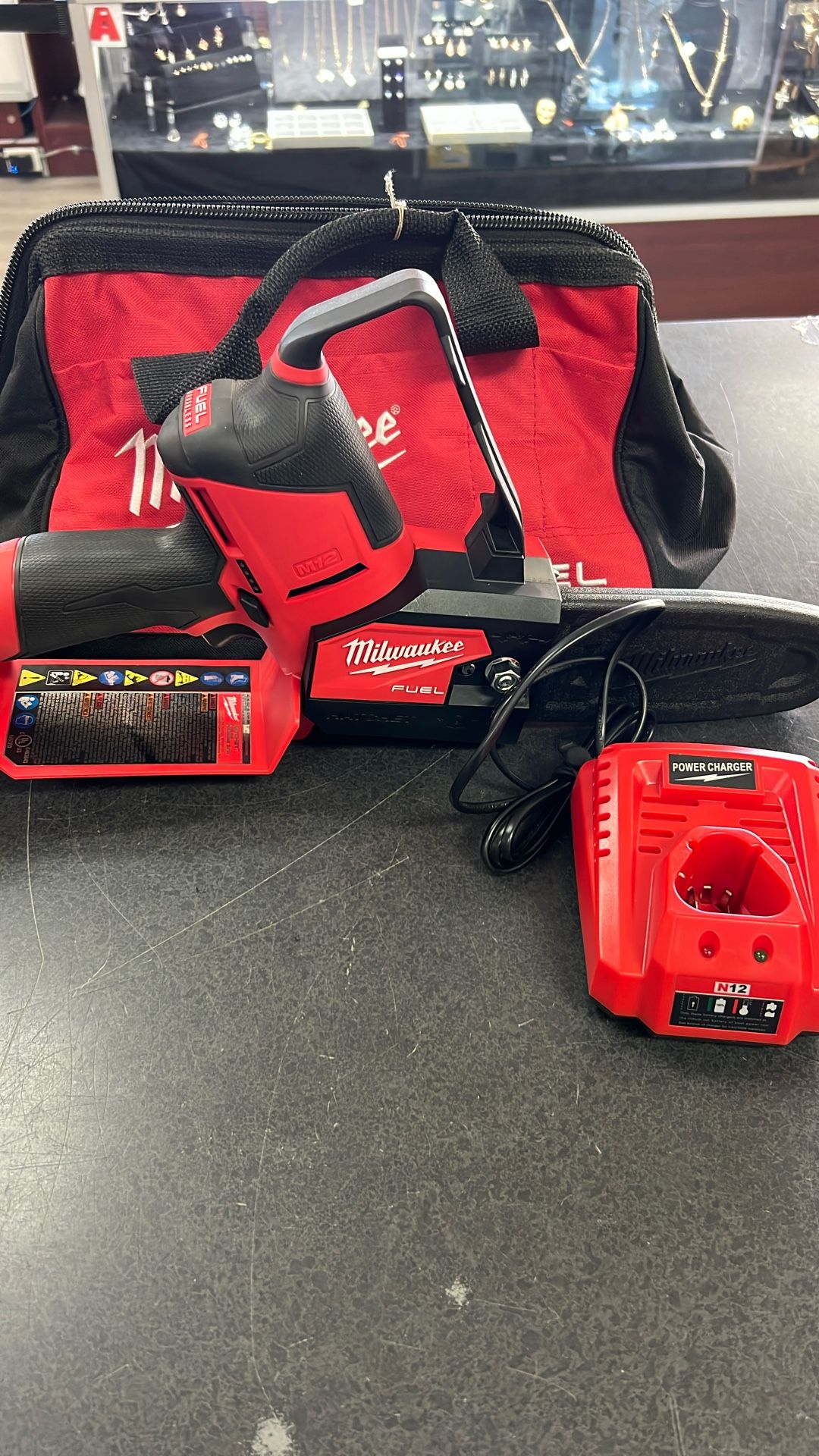 Milwaukee M12 Handheld Pruning Saw