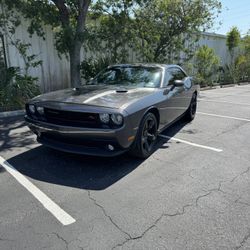 2014 Dodge Challenger R/T $15,800