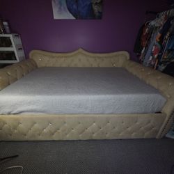 Elegant Full Size Upholstered Daybed – Excellent Condition