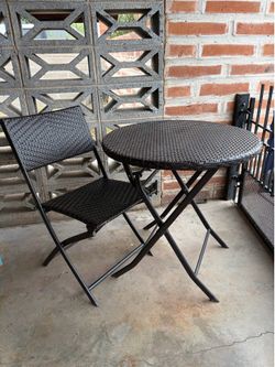Round table with 1 chair