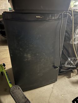 Danby Mini Refrigerator 20x21x32