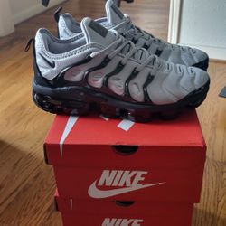 Nike Vapormax (Gray & Black) Sizes (Men 8.5 ) $100