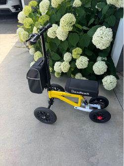 Foldable knee scooter