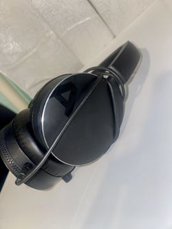 AKG Y50