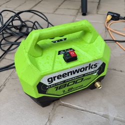 Greenworks 1800-PSI 1.2-GPM Cold Water Electric Pressure washer with 2 Spray Tips