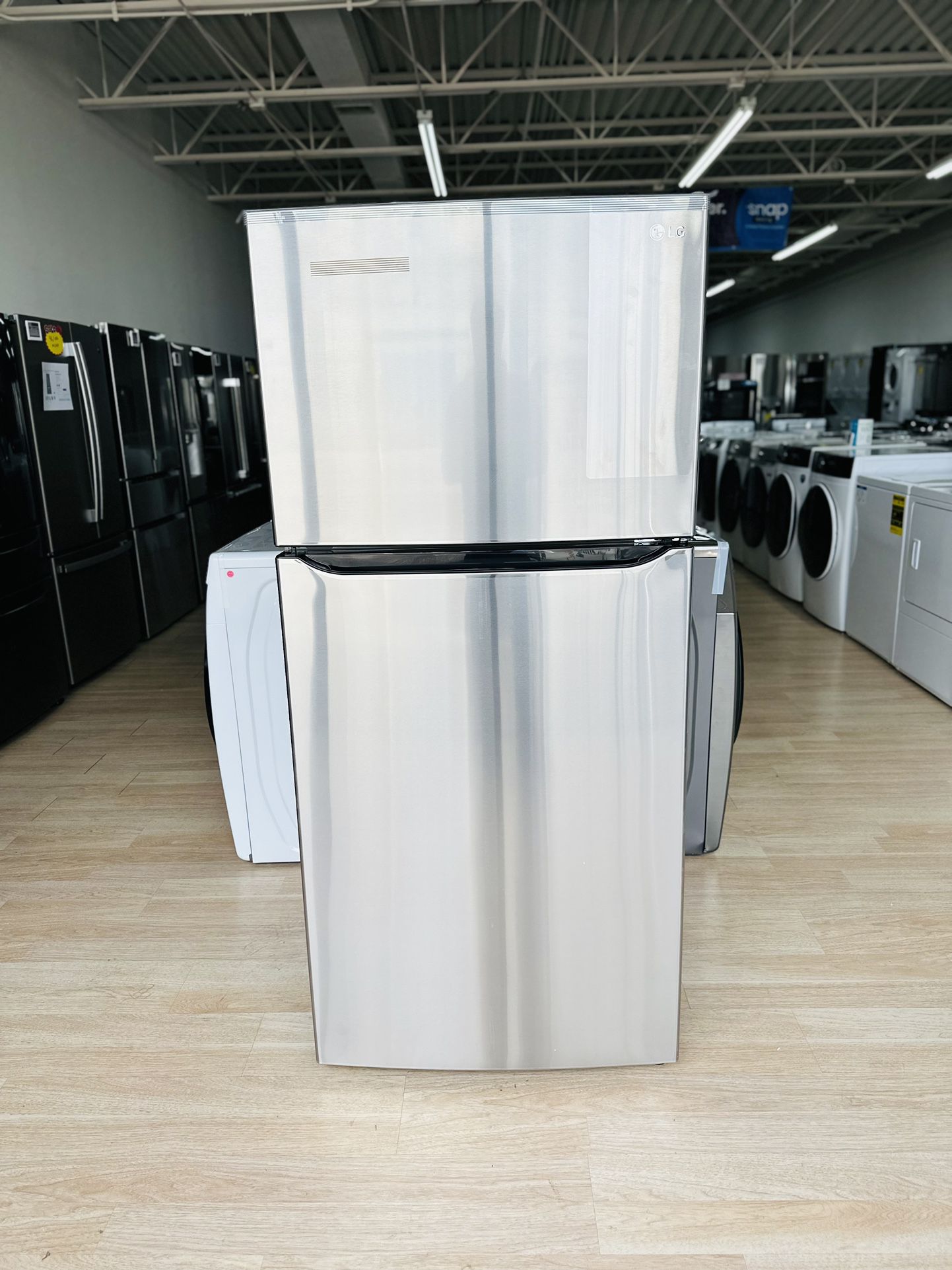 NEW  20 Cu. Ft. Top Freezer Refrigerator LTCS20030S