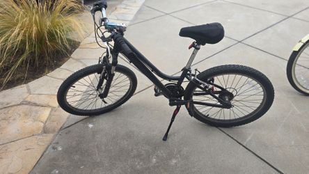 Kids 24 " tires Bike. 7 gears. Mountain road bike