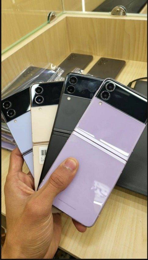 SAMSUNG GALAXY Z FLIP 4 5G UNLOCKED. FREE SMARTWACH/ HEADPHONES. PAY $1 TODAY REST IN PAYMENTS. NO CREDIT NEEDED