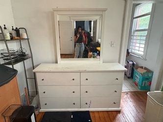 Full size White Bedroom Set – Must Pick Up TODAY 60.00