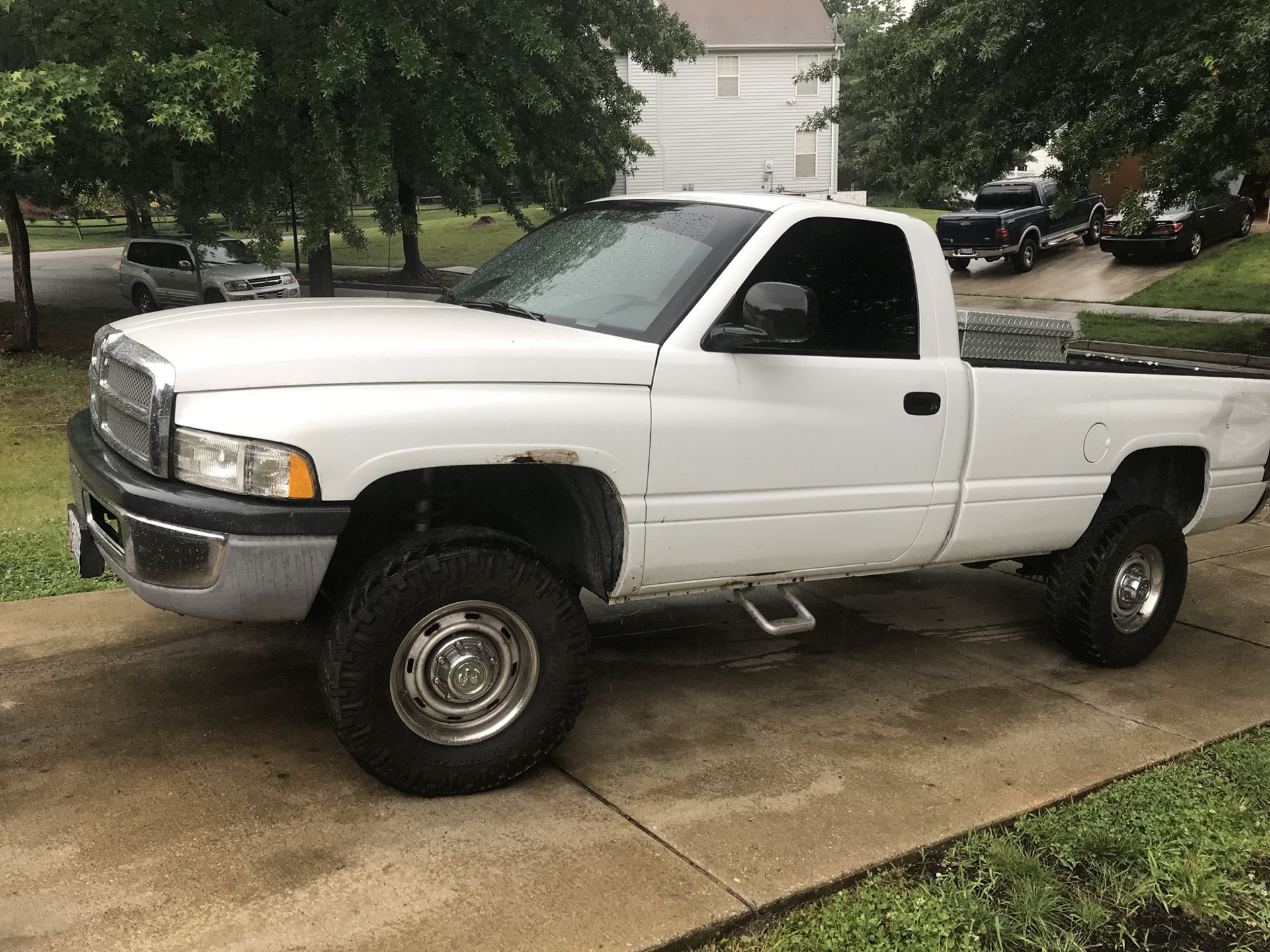 1999 Dodge Ram 2500 pickup 115,000 4x4 small dent in quarter panel and left front fenders great work truck