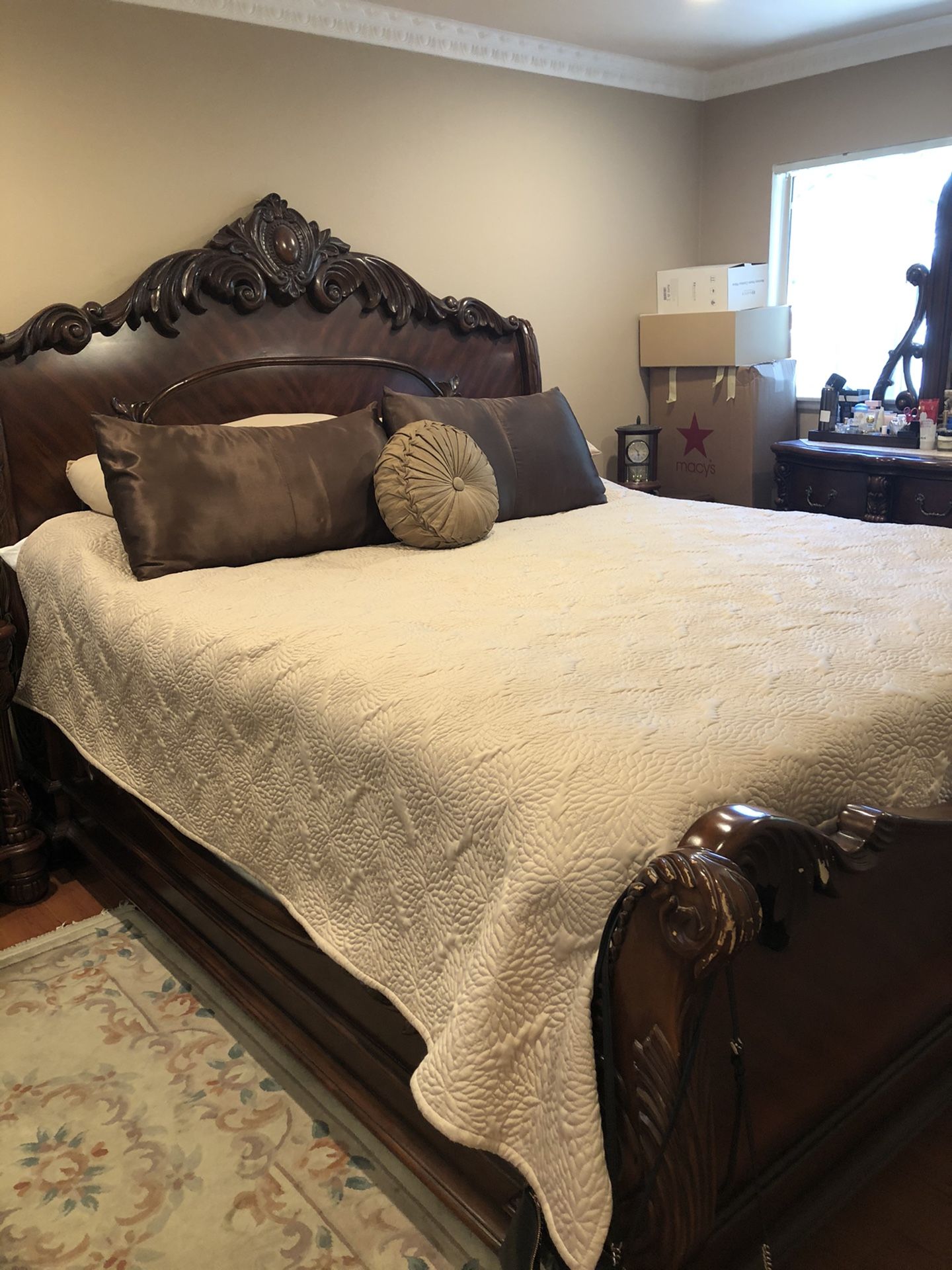 California King Bed Set w/Two Nightstands And Dresser w/Mirror