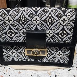 LV PURSE ....NEW....