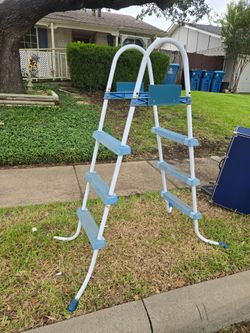Above ground pool ladder