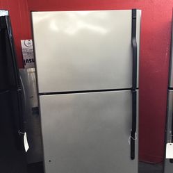 Hotpoint 17 Cu Ft Black And Stainless Steel Top And Bottom Fridge. 1 year Warranty 