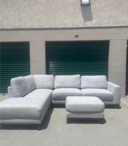 Living Spaces sectional couch with Ottoman 🛻 delivery available🛻