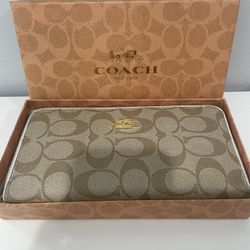 Tan Brand New Woman’s Coach Signature zip Wallet  Purse 