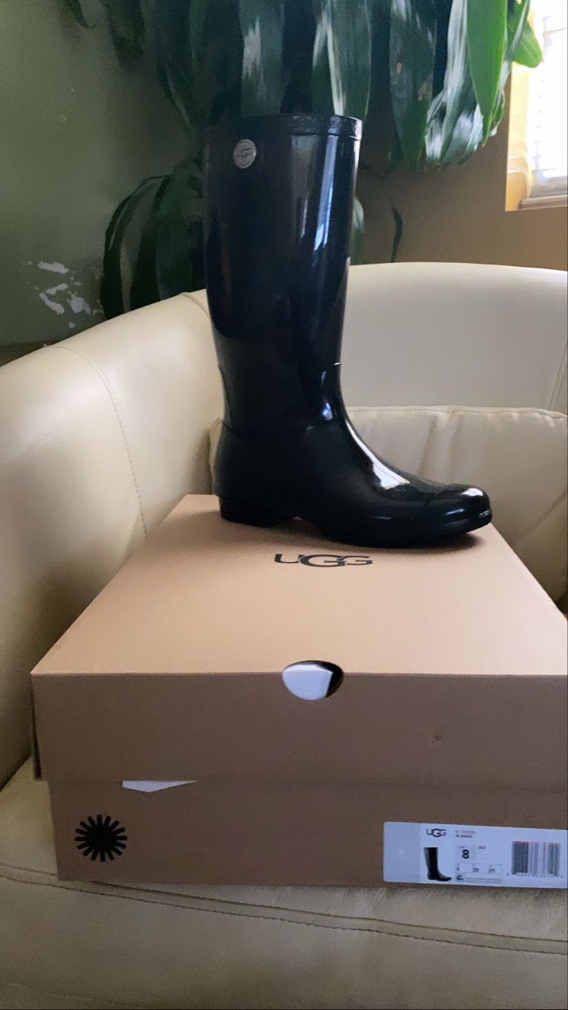 Ugg rain boots size 8