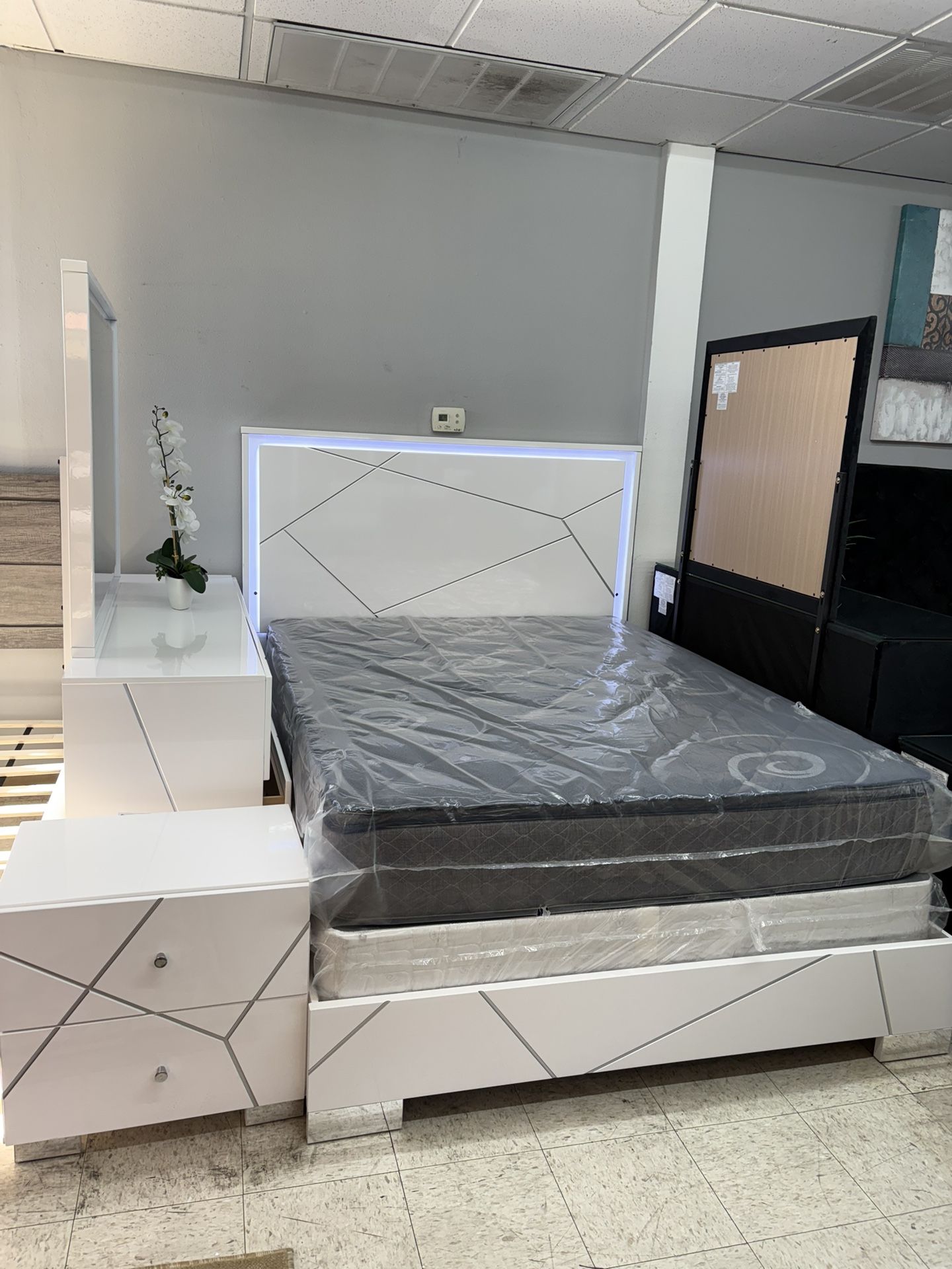 Queen 6 Pcs Complete Bedroom Set White Color Glossy White