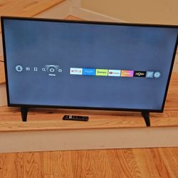New Cond  INSLGNIA TV  WITH REMOT CONTROL. ,WORKS EXCELLENT  , IN THE  Box.  BO