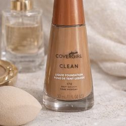 NWT CoverGirl Clean Liquid Foundation 170 Deep Golden • 1oz