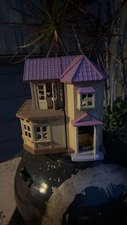 Calico critters Toy Dollhouse with Purple Roof