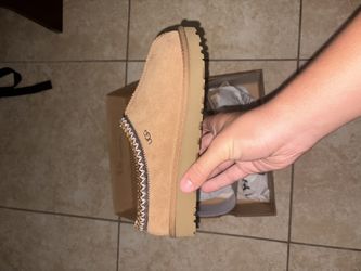 Uggs Size 7 Women ( Throw Me Offers)