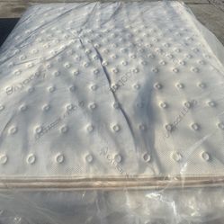 Saatva pillow top king mattress and box spring 