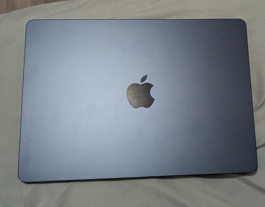 M2 Macbook Air (2022) 13.6" - Lightly Used