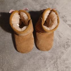 Baby Girl Uggs Size 4/5c