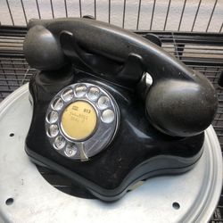 Antique phone as in picture 📞 very collectible😊