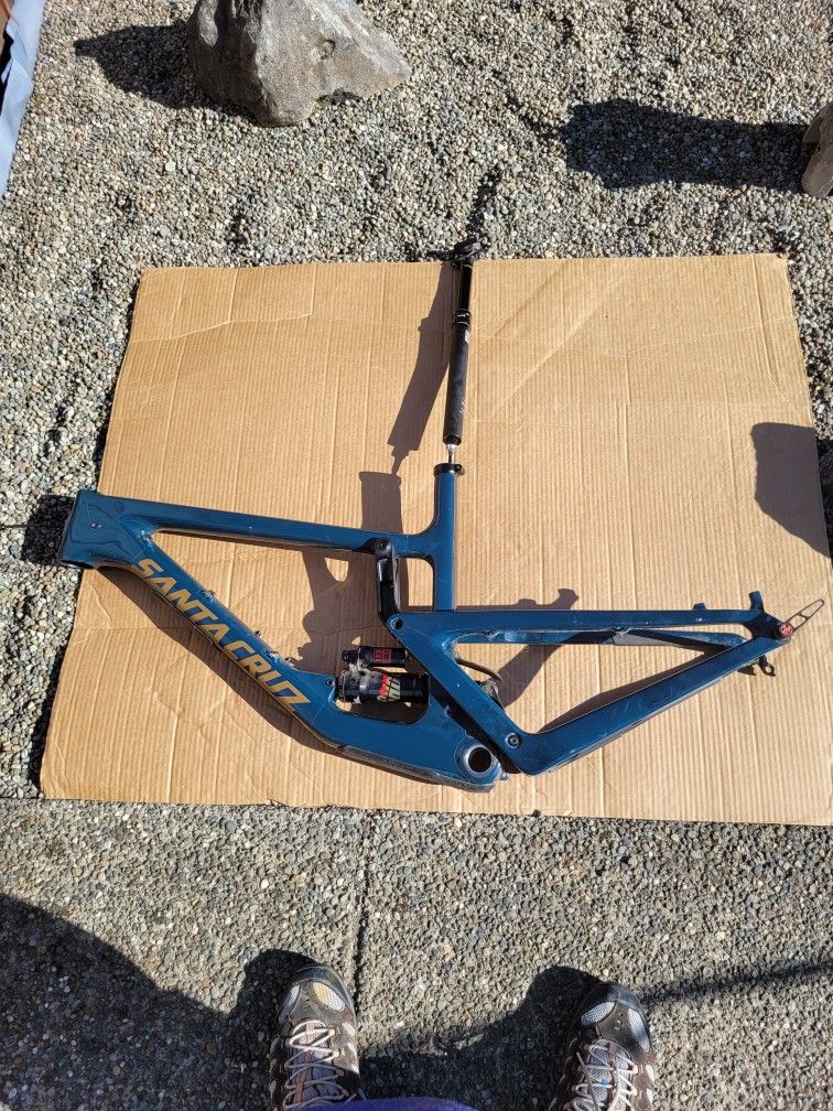 Santa Cruz Nomad Enduro Carbon CC Frame-Large (Comes with some bike parts.)