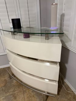 Corner bar stand