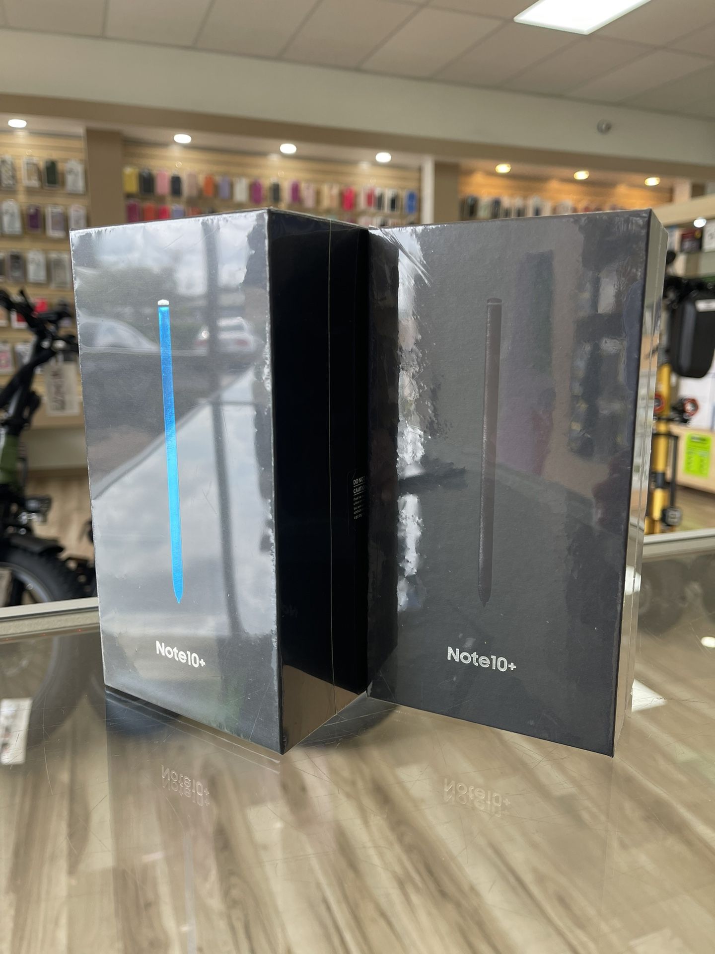 Brand New Sealed Box Samsung Galaxy Note10+ Works With Any Carrier!