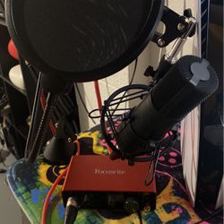 Scarlet Interface With Mic And Mic Stand With Headphones 