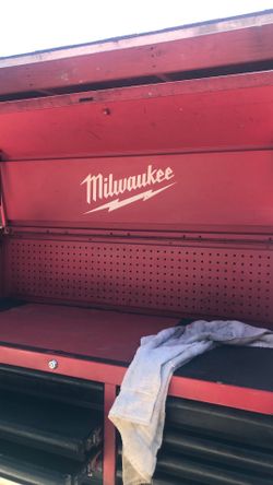Milwaukee tool chest with 2 USB 6 outlets  500 obo