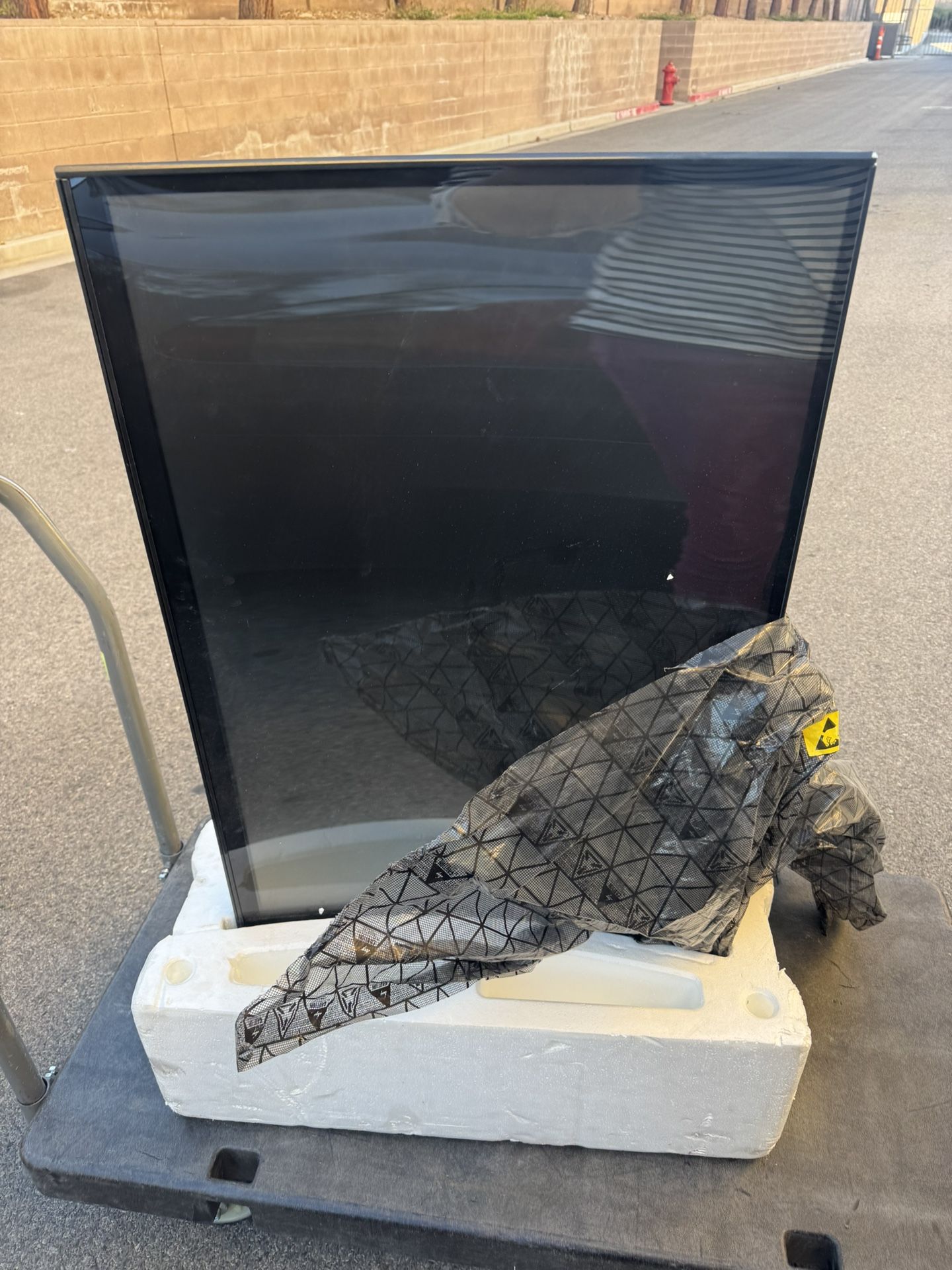 Tovis screen monitor model L43EELG1AR