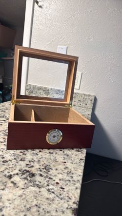 Beautiful Cedar Cigar Box With Humidifier Solution