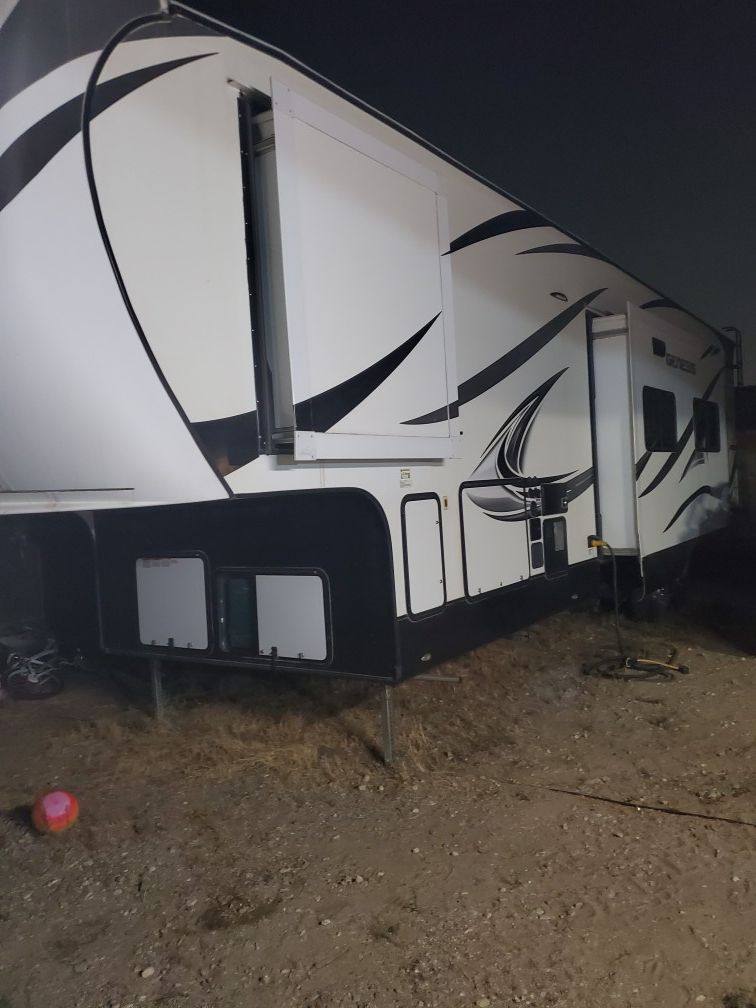 fifth wheel toy hauler