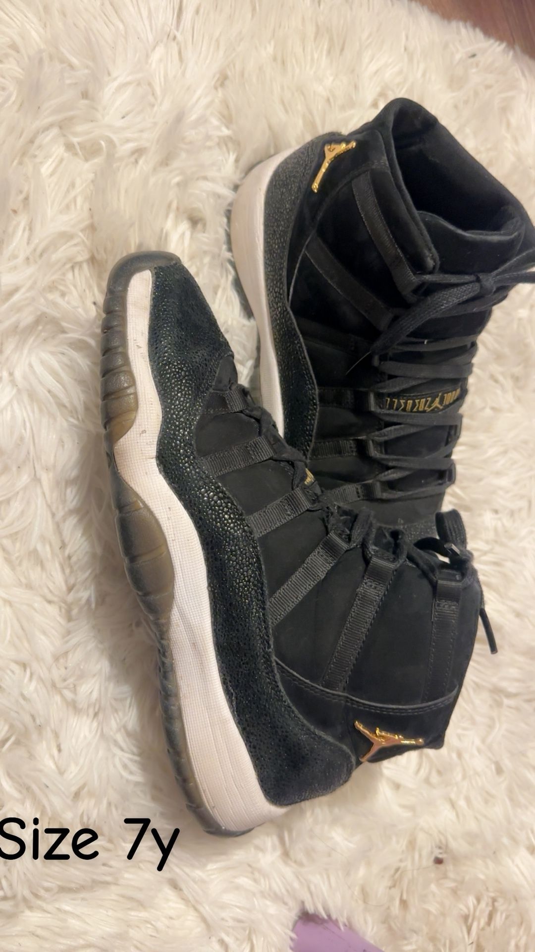 Jordan 11s  Size 7y  Only $70 
