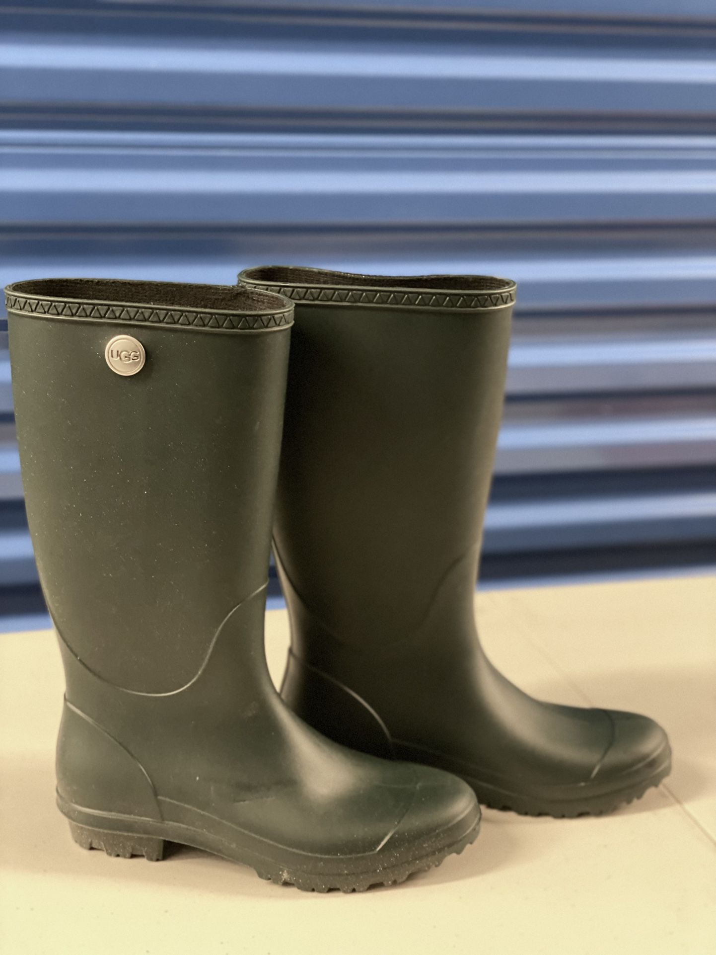 UGG Sienna Matte Forest Green Rubber Pull-On Rain Boots for Sale in Santa  Paula, CA OfferUp