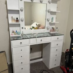 Vanity With Lights & Plug In 