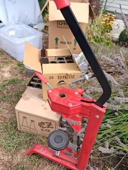 Manual Bottle Capper Press with bottles
