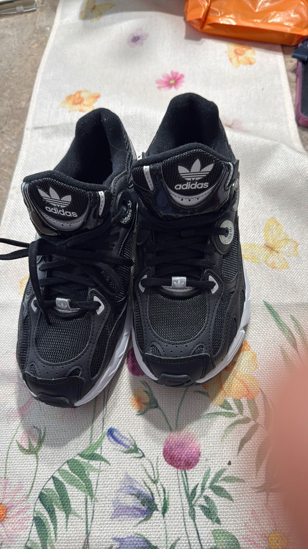 Adidas Size 6 Women’s